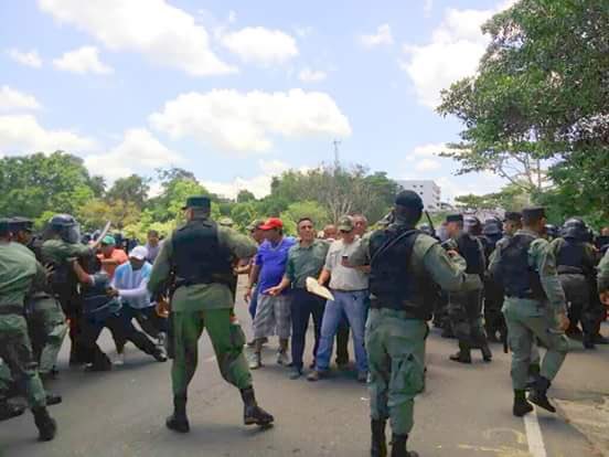 AlvaroAlvaradoC's tweet photo. Detienen al Diputado Carlos Motta en medio de protestas en Paso Canoa. https://t.co/jt5wM2dFNN