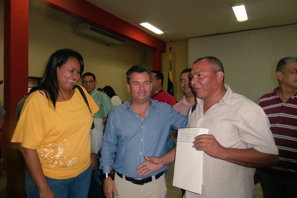 rafaelcalles's tweet photo. . Treinta y tres comunidades beneficiadas con la 1era entrega de recursos del Presupuesto Participativo 2016. https://t.co/I2aS4TRxE9