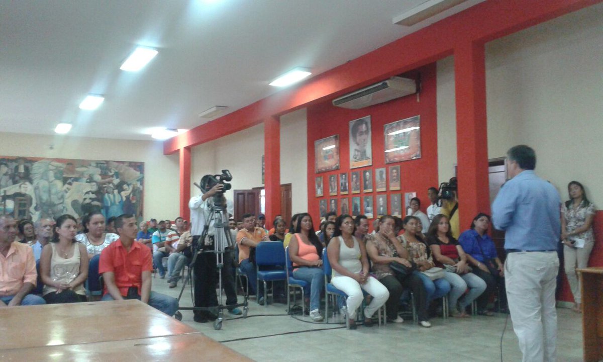 rafaelcalles's tweet photo. . Treinta y tres comunidades beneficiadas con la 1era entrega de recursos del Presupuesto Participativo 2016. https://t.co/I2aS4TRxE9