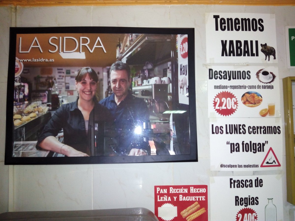 ManuelNaranco's tweet photo. Gracias a todos los compañeros de la Revista LA SIDRA, por este magnífico regalo para nuestra Sidrería Ximielga. https://t.co/cRYrtpRxrn