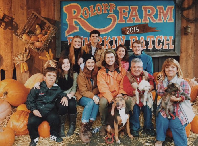amyroloffCF's tweet photo. Family!β€οΈ #secondact #myfamily #pumpkins #pumpkinsalsa #godisgood https://t.co/YQyYeZWMav
