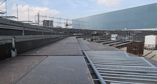 News aus dem Industriepark Winterthur! Neben neuem Bühnenbild  installieren wir eine nigelnagelneue Tribüne...