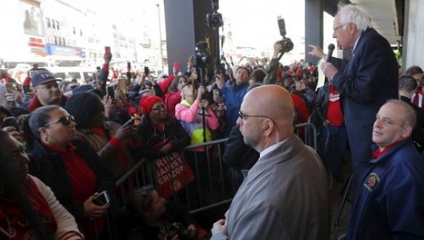 telesurenglish's tweet photo. Sanders slams 'greedy' corporations as he joins workers on #verizonstrike https://t.co/sYFkDxqFoY https://t.co/9LSDY2wBNR