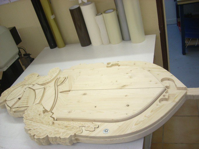 sascombigraf's tweet image. Porte étquette en épicea avec les noms des Capitaines de Gendarmerie ayant servi à Barcelonnette depuis 100 ans.