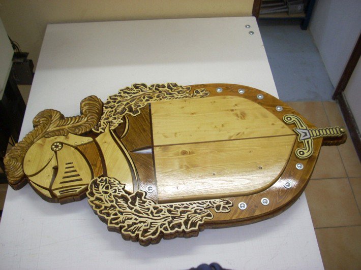 sascombigraf's tweet image. Porte étquette en épicea avec les noms des Capitaines de Gendarmerie ayant servi à Barcelonnette depuis 100 ans.