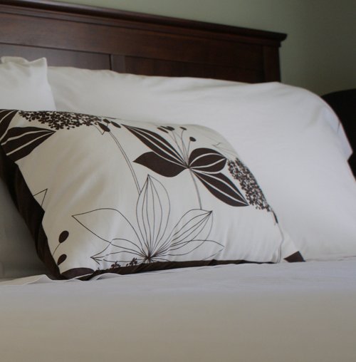 DesertEclipsePS's tweet image. Sleep well! The Desert Eclipse Resort offers luxurious suites with Sferra Italian linens, and heavenly mattresses.