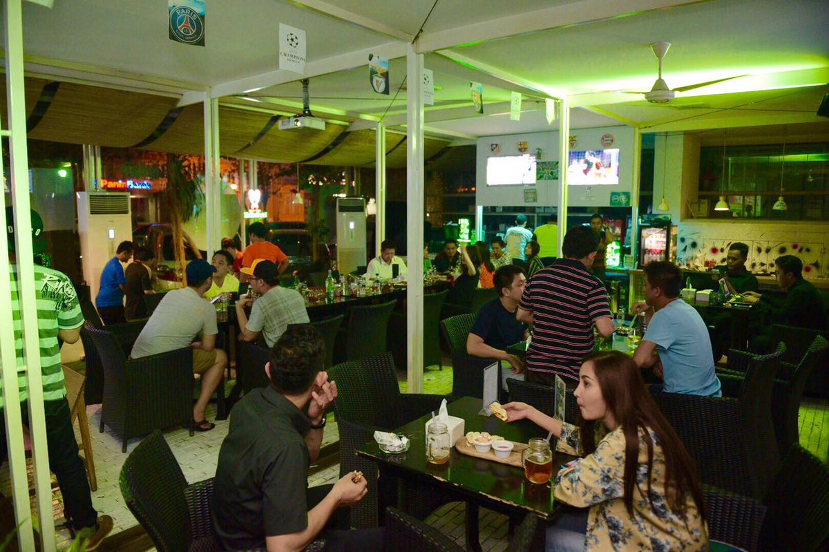 HeinekenID's tweet photo. We're still here at @TheReplaypik watching #ChampionTheMatch quarter final. Who will go to semifinals? #TheReplay https://t.co/p2szS7IOnF