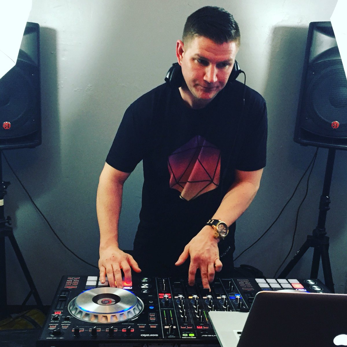 drerawka's tweet photo. The homie @djdizz801 gets busy. Follow the young g. #follow #djdizz https://t.co/ykdzOUSuPP