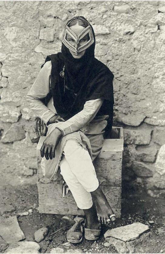 Арабская женщина в традиционной маске. Маскат. Оман. ОАЭ. Около 1905 г.