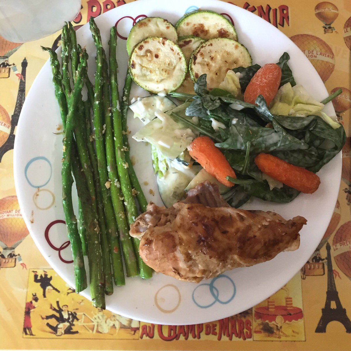 lnumariana's tweet photo. Pollo al horno, verduras con parmesano y ajo, ensalada fresca con aderezo de yogurt griego. Provecho!#healthy #nutri https://t.co/CfWL8Cqn1g