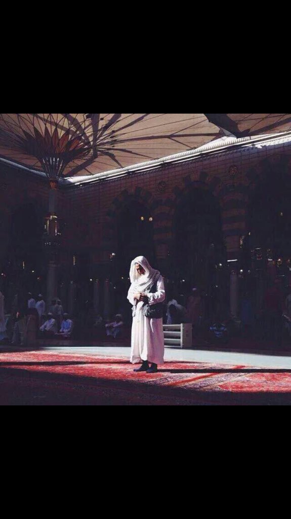 طاحت من عيوني الدنيا وانا واقف .، 
تكبيرت " أحلام "  فيها رحت للجنه .،