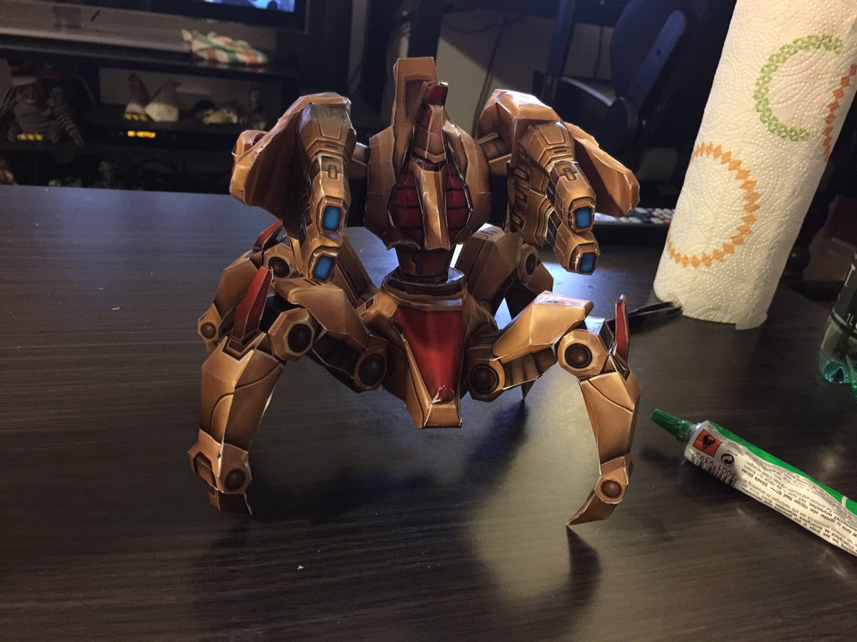 alycrunch's tweet photo. L'immortel en papier est terminé ! Il est plutôt cool :) #SC2 #Papercraft https://t.co/NbATTjxzL2