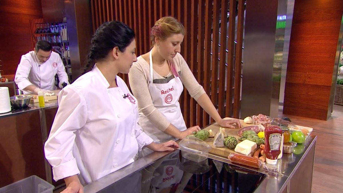 .<a href="/VickyMChef2/">Vicky Pulgarín</a> <a href="/ReichelMChef4/">Reichel MasterChef 4</a> miran los ingredientes como si se fueran a poner a hablar #yquehacemos #masterchef