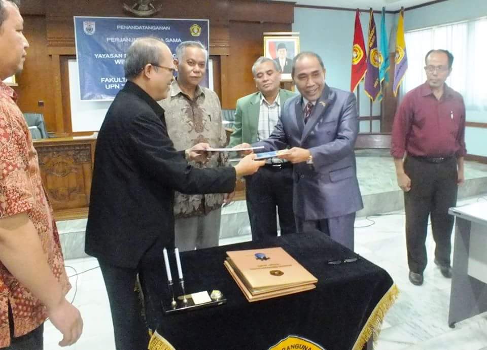ypiwtb's tweet photo. Serah terima Kontrak yg tlh di TTD antara YPI-WTB dan UPN Jakarta disaksikan Rektor dan Wakil Rektor 3 https://t.co/uGGrZ5HnKx