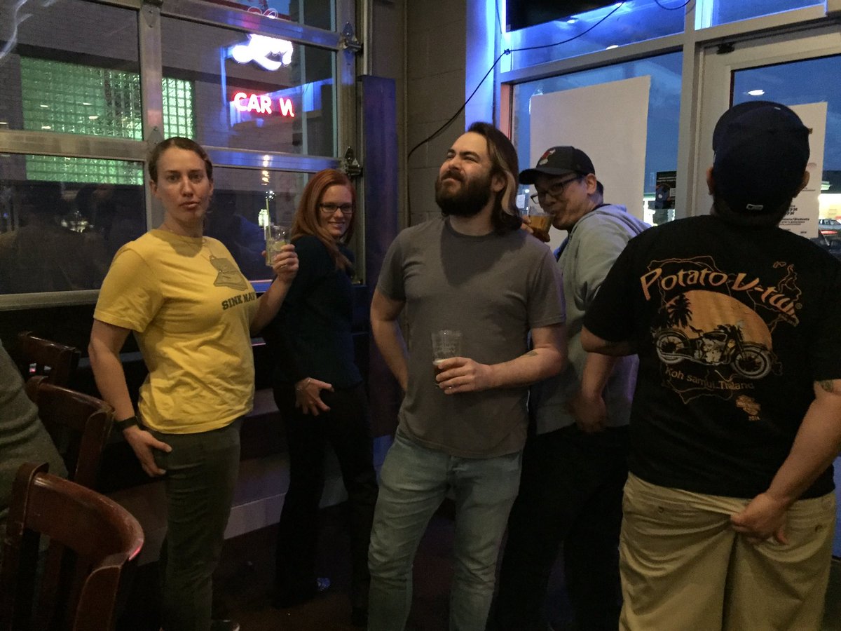 Manosnack's tweet photo. Ever get the itch to hang @VancityReynolds? HMU. @its_me_gonzo is here. #drinkbeertweetdeadpool https://t.co/4sfkYip4rw
