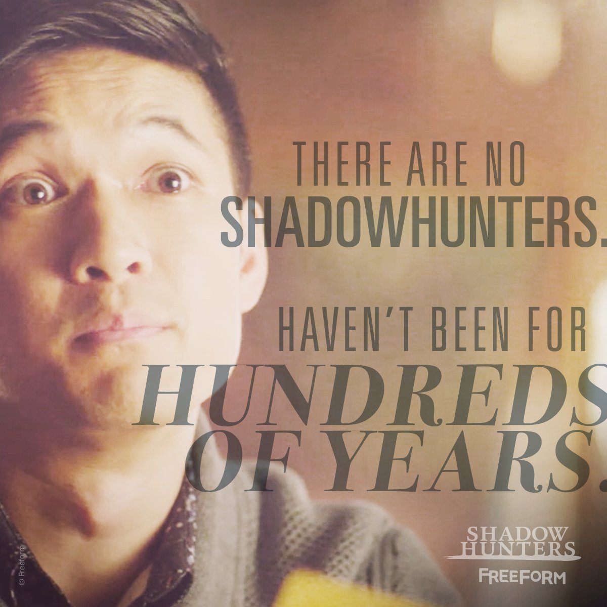 ShadowhuntersTV's tweet photo. We aren’t used to Magnus talking like this… It had to have been a parallel universe! #Shadowhunters https://t.co/GXKcc6rZSp