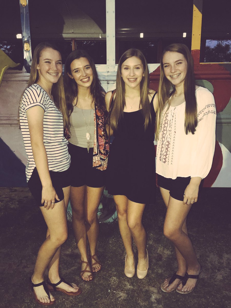 ashlyn_brewer1's tweet photo. soccer banquet ⚽️❤️ #mostcomical https://t.co/LhbPvj8eW7