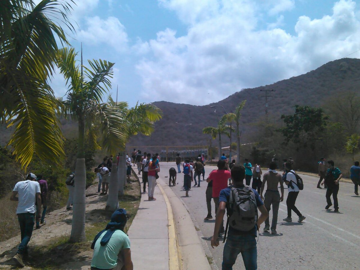 AndresRivasVe's tweet photo. #13A Rechazamos contundentemente la actuación brutal de la GNB contra estudiantes de la #UDONE violaron la autonomía https://t.co/cErHfC2wvH