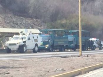 AndresRivasVe's tweet photo. #13A Rechazamos contundentemente la actuación brutal de la GNB contra estudiantes de la #UDONE violaron la autonomía https://t.co/cErHfC2wvH