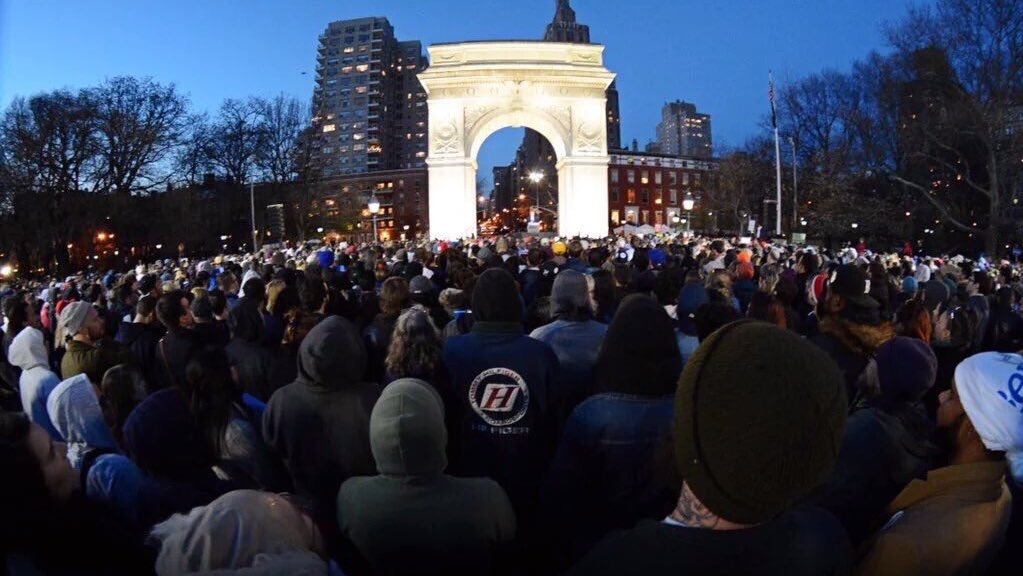 Bernlennials's tweet photo. There are OVER 27,000 people out here with us at Washington Square Park in Manhattan, New York #NoSleepTillBernie https://t.co/YDMu8pwqUu