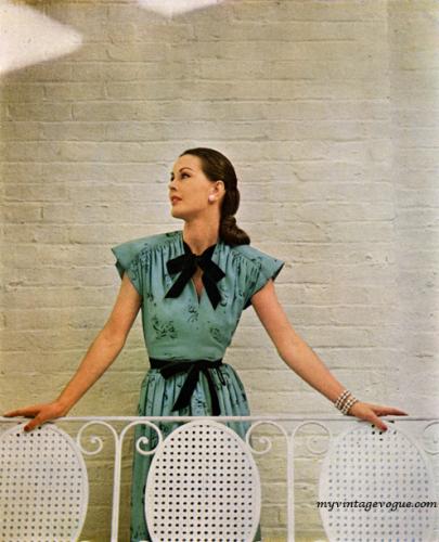 DulciesBus's tweet photo. Enka Rayon 1946 photo by john rawlings #vintagefashion #vintage #style #dress https://t.co/b9fIiQMCOx
