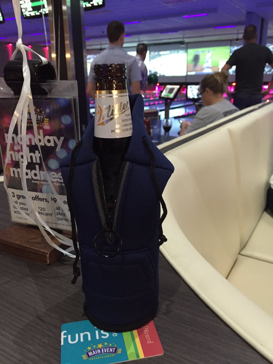 michaelwbrooks's tweet photo. Beer is so cold, had to put a hoodie on it!  #eatbowlplay #meaustin #4sheets #fireball https://t.co/DYLcdhQCFd
