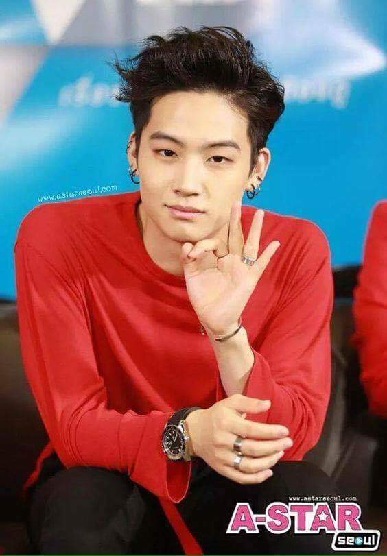 Llovesoulless's tweet photo. At the end of the end this face can always make me smile, my #JB @SBS_MTV #HONERUN #더쇼 WITH #GOT7 https://t.co/WQXYxDPoe0