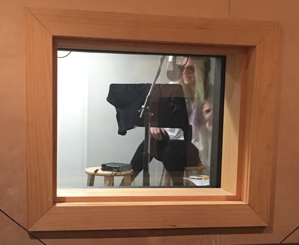 jeffnsomealiens's tweet photo. .@KeshaRose on doing some awesome alien voices for us. "This is the easiest thing I've ever done in my life." https://t.co/qB1XvBDQ6i