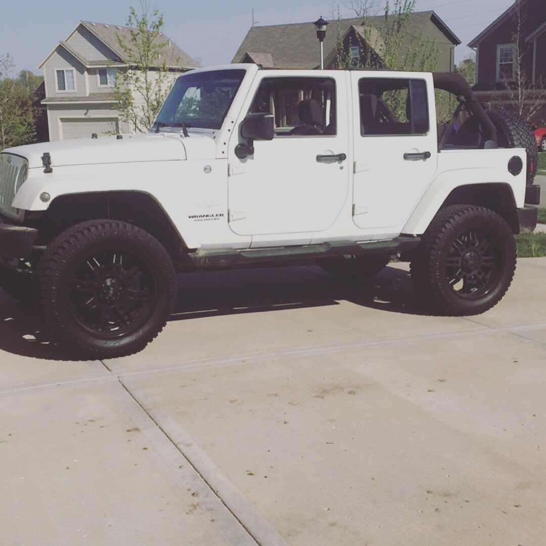 d_everettPT's tweet photo. My current situation! Loving this weather #topoff #jeeplife #itsajeepthing https://t.co/5iV8Tk0KOT