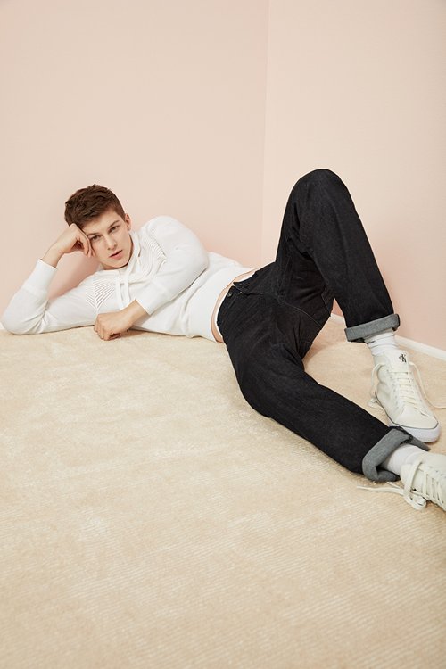 CalvinKlein's tweet photo. A casual hooded sweatshirt that’s a spring essential, new from ck one [US]: https://t.co/9WGSe33ovJ https://t.co/pbzcDuiJ9p