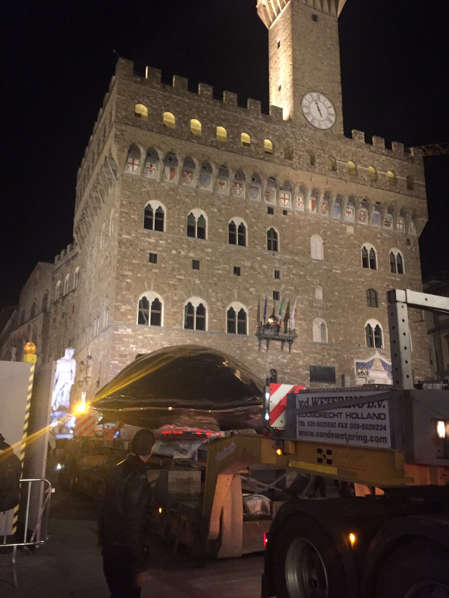 È arrivata! La tartaruga di #Janfabre a Piazza della Signoria. La nuova sfida artistica di #Firenze <a href="/AngelosJanFabre/">Jan Fabre</a>