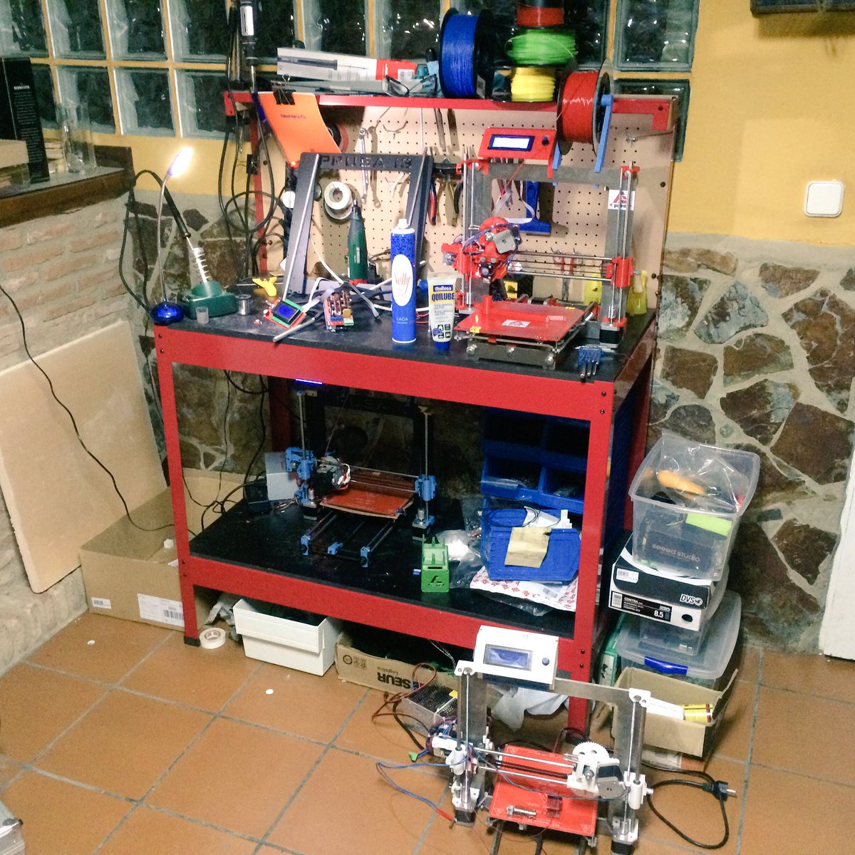 AEPrint3D's tweet photo. Estamos a tope: una impresora en construcción, otra en pruebas, otra en mantenimiento y otra imprimiendo. #print3D https://t.co/ieQ9ytravS
