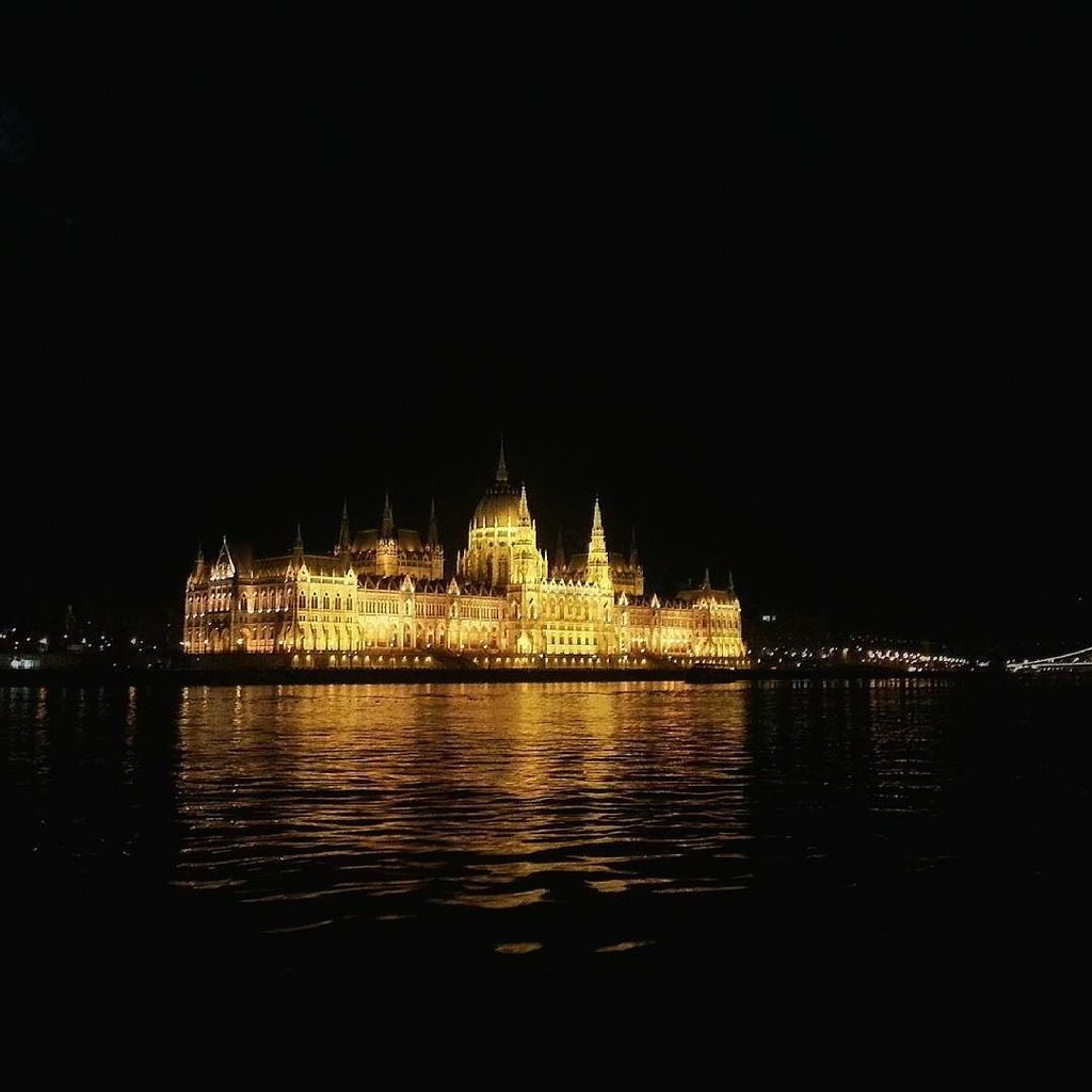 Worldliciouz's tweet photo. The Hungarian parliament house is a sight worth seeing during the day, but especially in i… https://t.co/UI9ueRiB2c https://t.co/Igo6UUCmo7