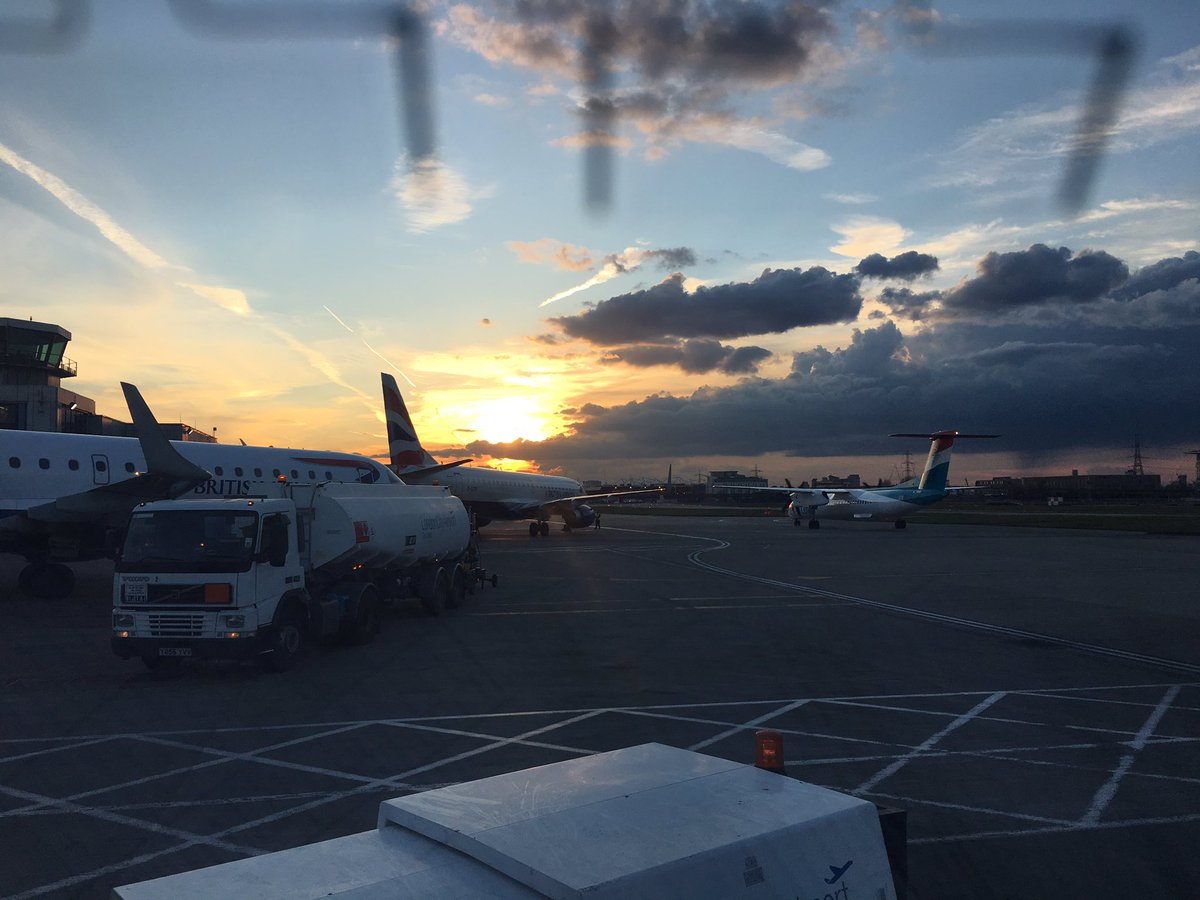 flyhenrik's tweet photo. CAVOK in London #cavok #lcy https://t.co/atPqwQ0P6p