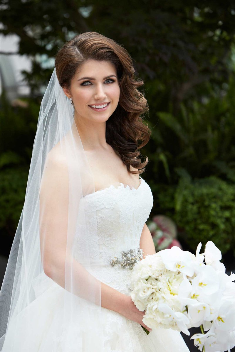 What a stunning bride! bit.ly/21LpfoK <a href="/kingensmith/">Heather KingenSmith</a> <a href="/HMR_Designs/">HMR Designs</a> @HopeWeis