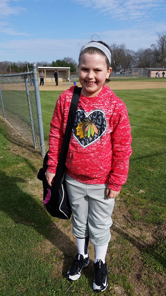 AlohaJen3's tweet photo. @NHLBlackhawks gotta show our spirit no matter what sport we play! #OneGoal #FirstSoftballPractice https://t.co/VK30rDBcqw