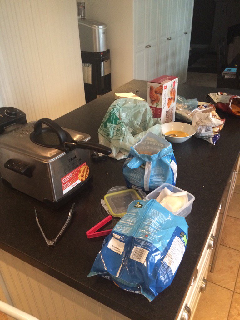 CalWigston's tweet photo. A little deep fry love #gonnapayforthis #dietstartstomorrow #wifeisaway #kidsloveme https://t.co/ukLNuKhQ9N