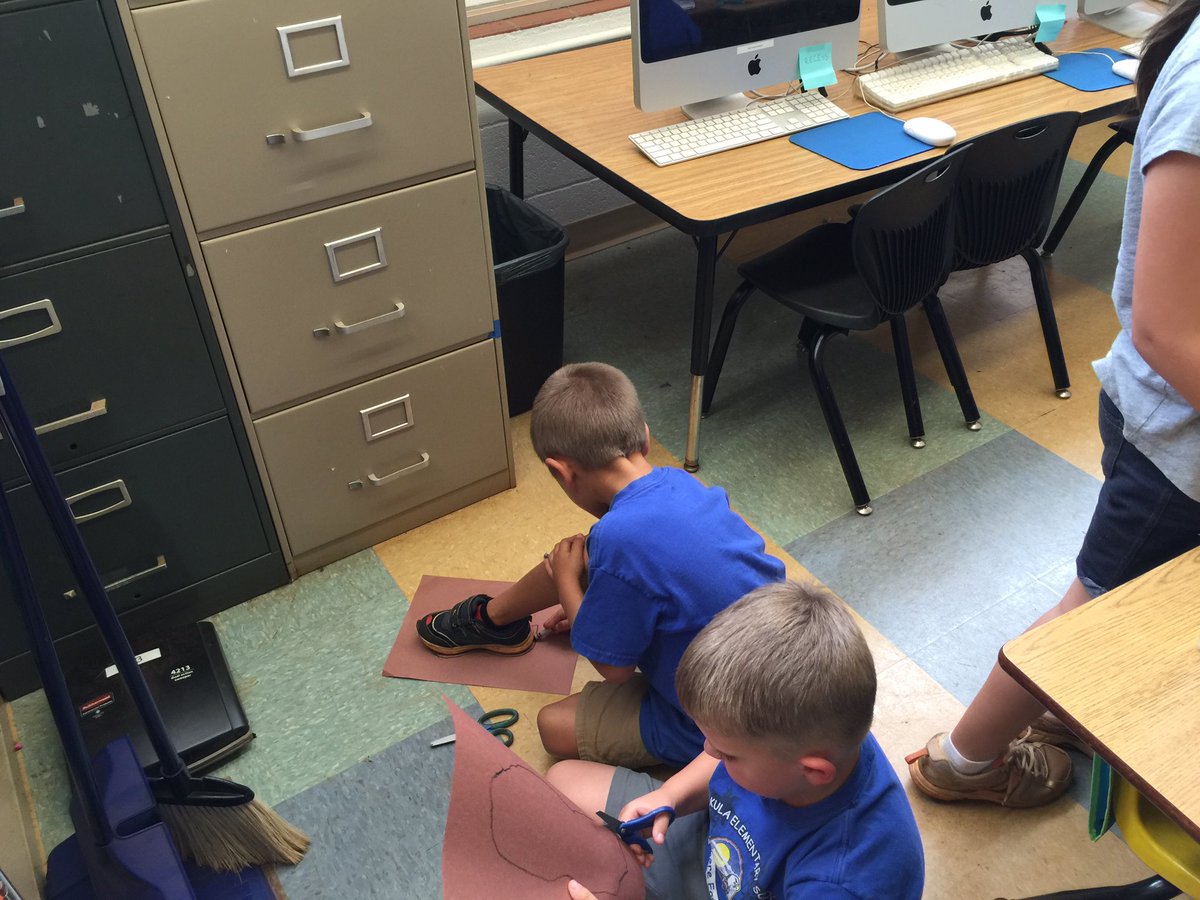 KinderOwls's tweet photo. Measuring our foot in math. We will compare them with friends tomorrow. https://t.co/5CLSZKj1Bw