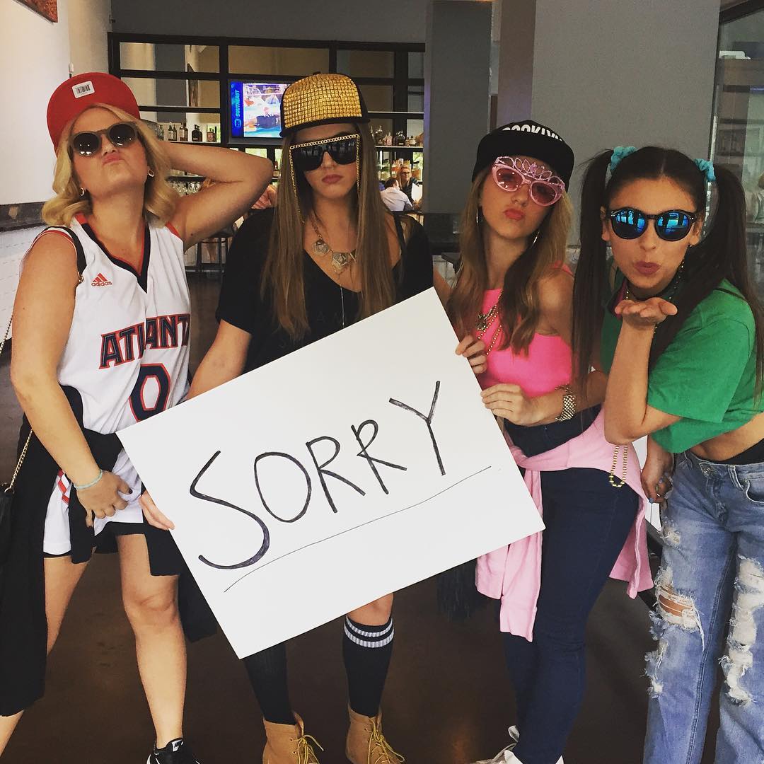 biebersmaniabr's tweet photo. Estas fãs vão no clima de "Sorry" para o show de hoje 😂 #PurposeTourAtlantaDay2 https://t.co/KUIuDbCNdQ