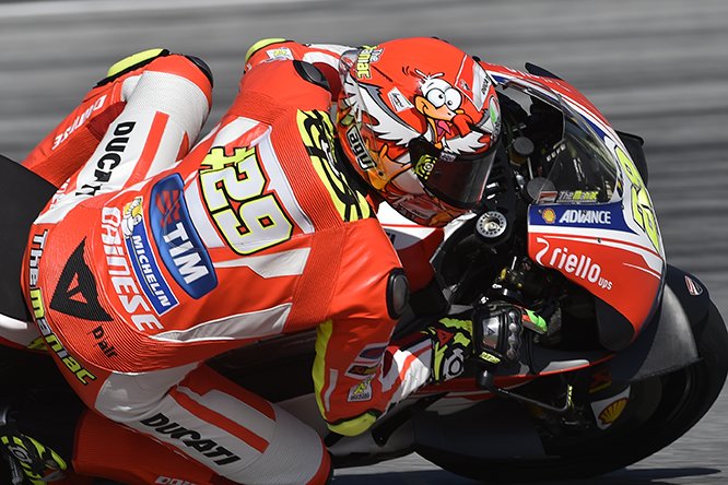 motto_motogp's tweet photo. agvは、ロッシがウインターテストで使用した"スノーマン"ヘルメットとイアンノーネの"シーガル"ヘルメットを限定発売すると発表。お値段はそれぞれおよそ14万円と10万円。ベースはピスタGPとコルサ。とってもお高い。 https://t.co/WFCZyppU3j