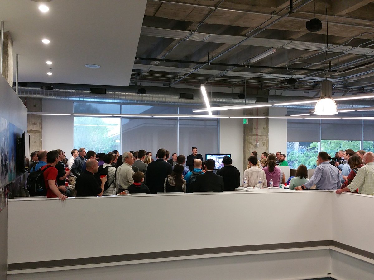 BarcampHSV's tweet image. .@cgbeaman has kicked off @openHSV&apos;s #CoworkingNight one year anniversary.
