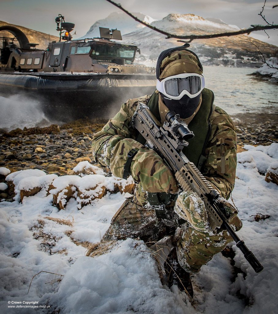 DefensaAviacion's tweet photo. Un Royal Marine británico del 539 Assault Squadron en un ejercicio de desembarco con hovercraft en Harstad, Noruega. https://t.co/55RClPzQX7