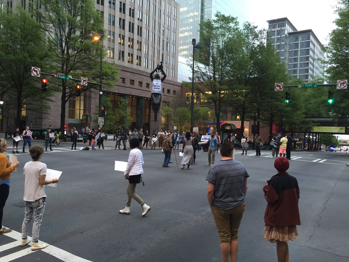 thatCBeck's tweet image. Trade and Tryon intersection shut down. For about 45 minutes. @charlotteagenda. Protesting HB2.