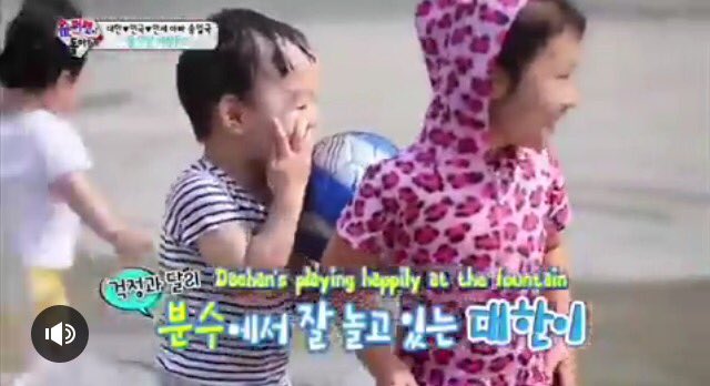 proudlllllllll's tweet photo. ทำไมน่ารักจัง พี่แทเล่นน้ำ #deahan #songtriplets https://t.co/8qIYEE8vsk
