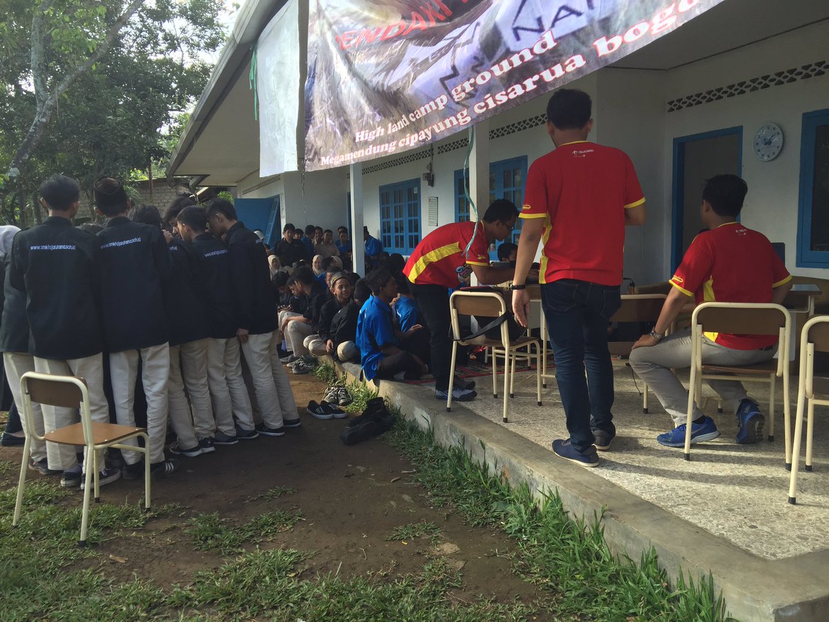 PuolProject's tweet photo. Ini adalah gambaran dari crowded nya audience yang mengikuti acara pagi ini #futureherot5el #IndonesiaDigital https://t.co/NaY41tQ5kA