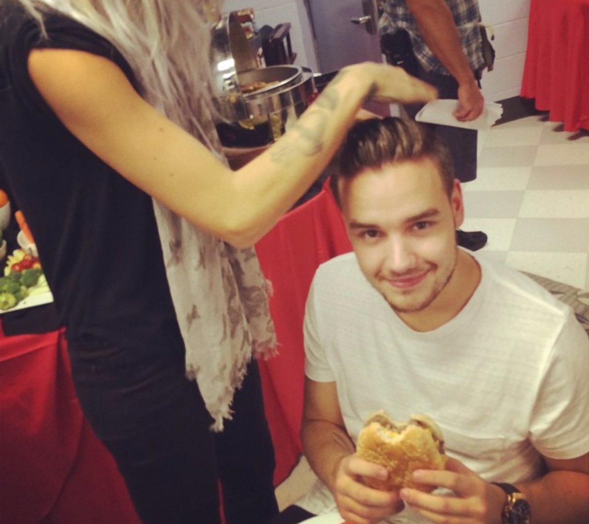 ljpicts's tweet photo. Precious Liam eating https://t.co/dnm8qCmEPY