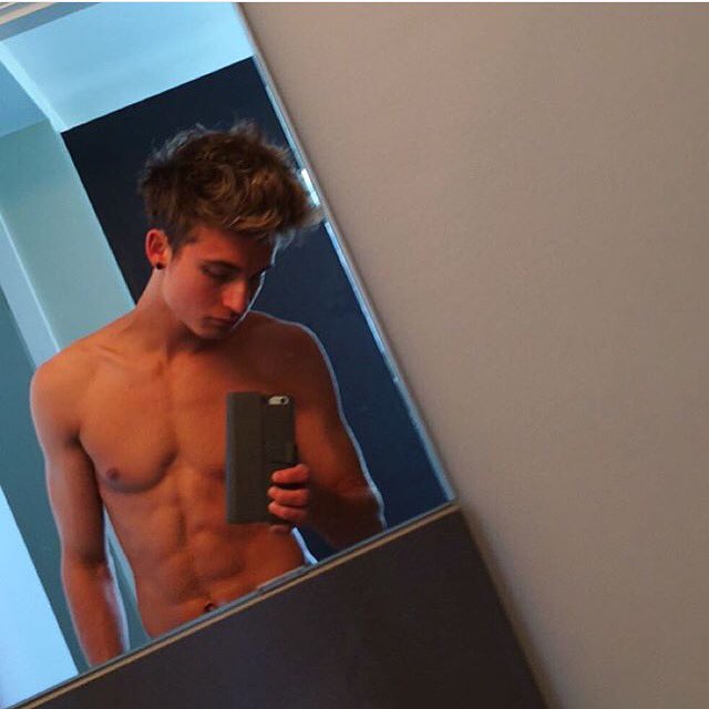 wekklychris's tweet image. @WeeklyChris why did you delete this off ur insta 😍💦