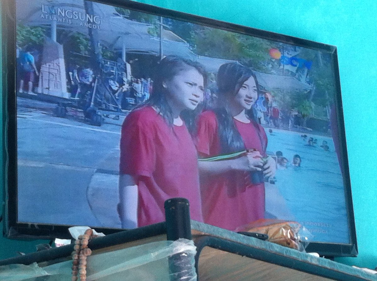 thania27_'s tweet photo. Ka Ela ngeliatin apaan sih ????? @FunLaelaChiBi #CherrybellengeBOOMdiInbox https://t.co/GzcQANMciC