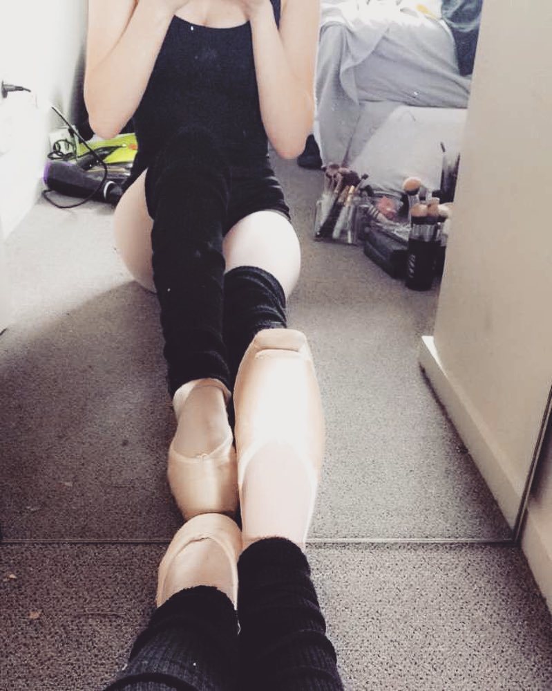 ValeeriaGgarcia's tweet photo. feels good to put them back on well kind of #pointeshoes #ballet #prettyispain by britt_jeane https://t.co/QyfRQMBRXn