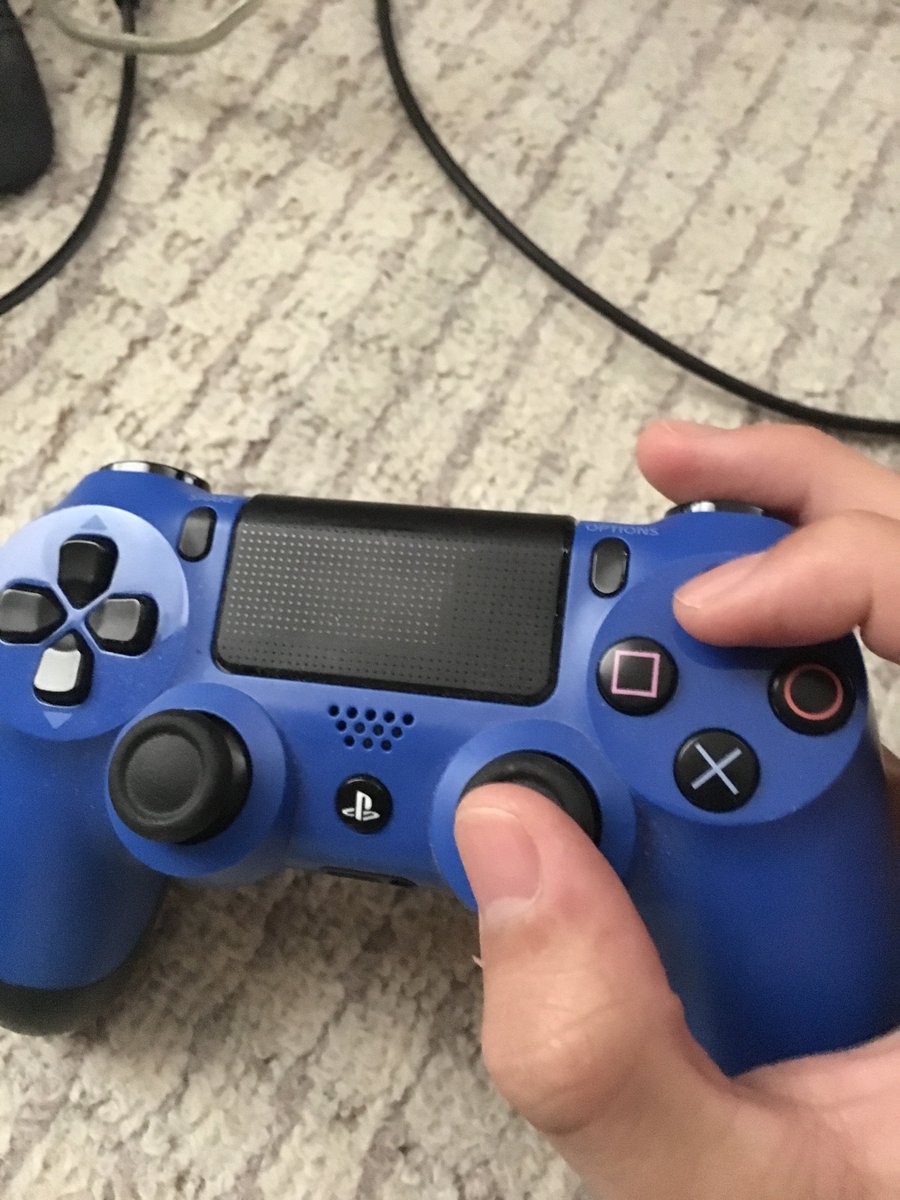 ラミク Nicolaaaaan Ps4のコントローラー初めて見た モンハン持ちやらいろいろあるよな